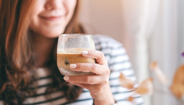 Vrouw drinkt een proffee, oftewel koffie met proteïne (eiwit)