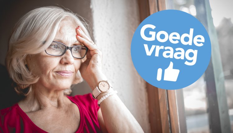 vrouw met dementie kijkt uit raam