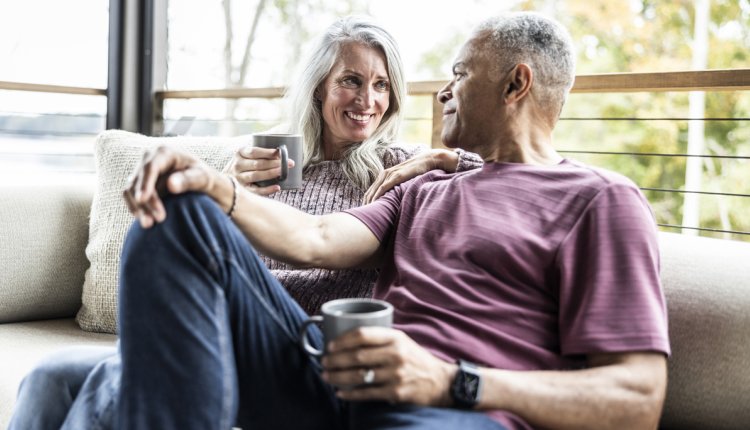 man en vrouw praten met elkaar