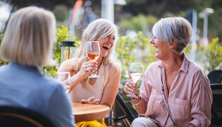 vrouwen op terras drinken