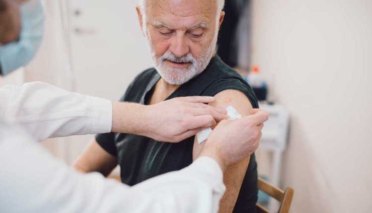 Oudere man krijgt pneumokokkenvaccinatie