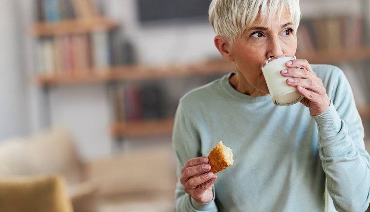 vrouw drinkt drinkyoghurt