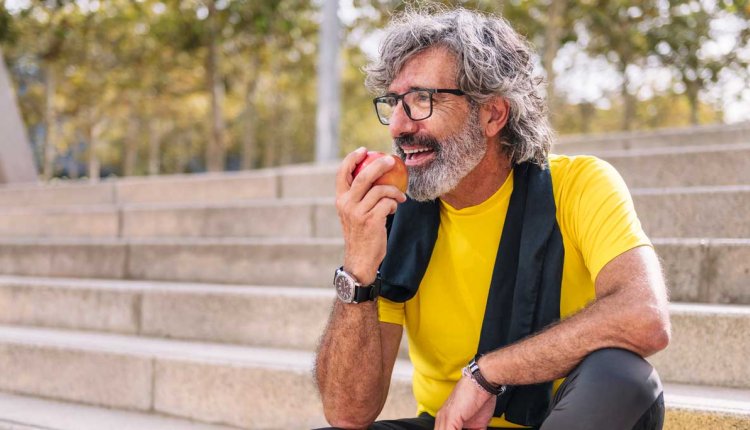 Sportende man neemt pauze en appel