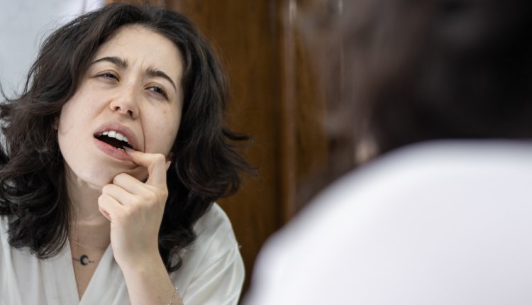 vrouw met clownseczeem bij haar mond