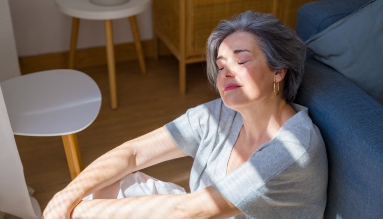 vrouw geniet binnen van de zon