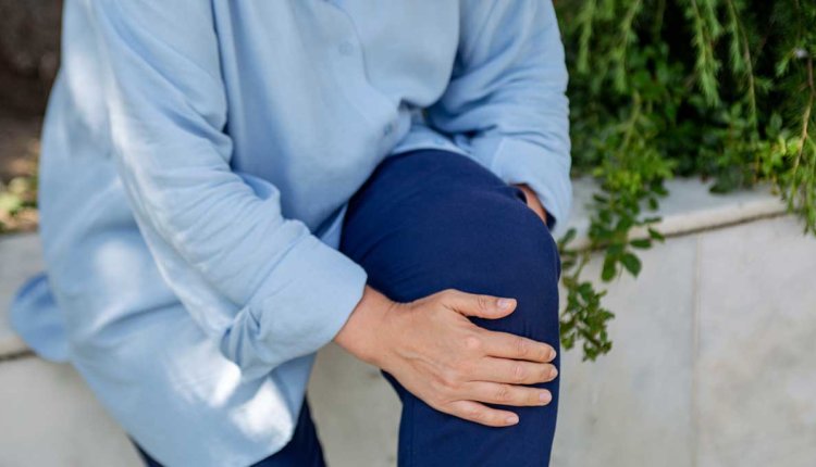 vrouw met artrose in knie