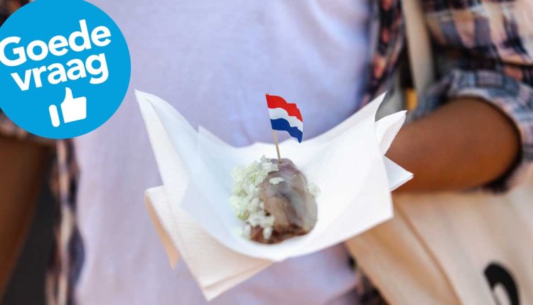 Man met Hollandse nieuwe