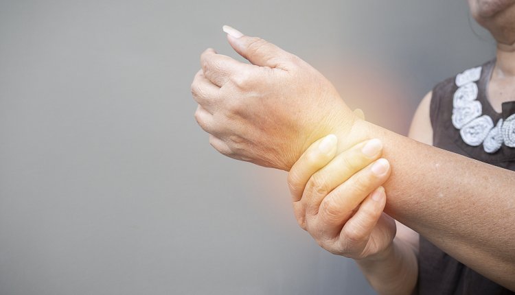 Vrouw met een pijnlijke hand