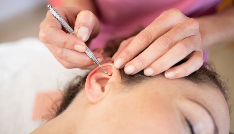 Vrouw ondergaat ooracupunctuur