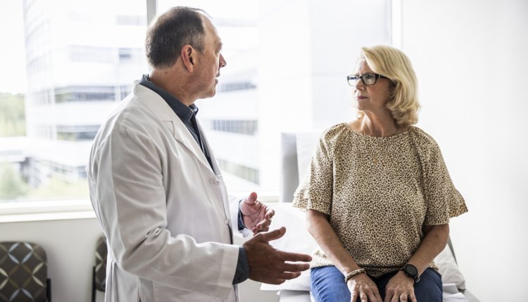 oudere vrouw praat met dokter