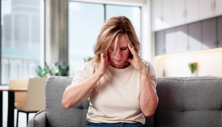 vrouw met tinnitus op de bank