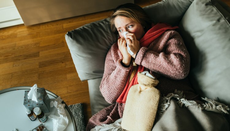 vrouw ziek door coronavirus