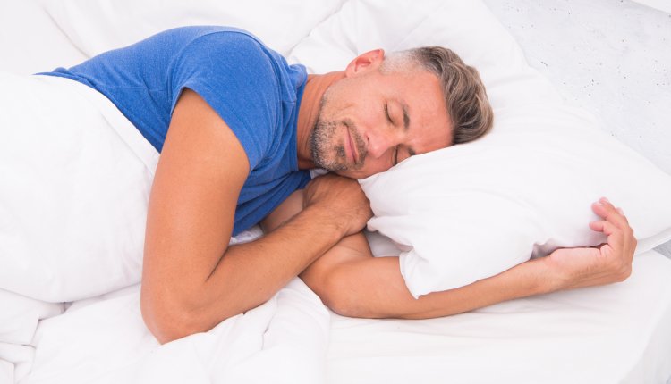 Man ligt op linkerzij op bed