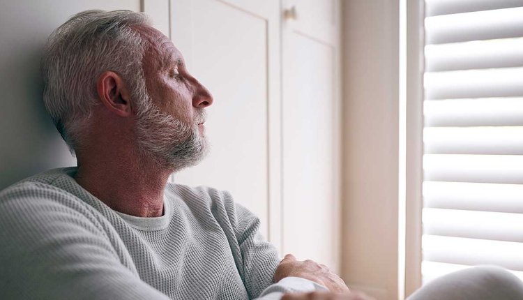 Man kijkt zorgelijk uit het raam