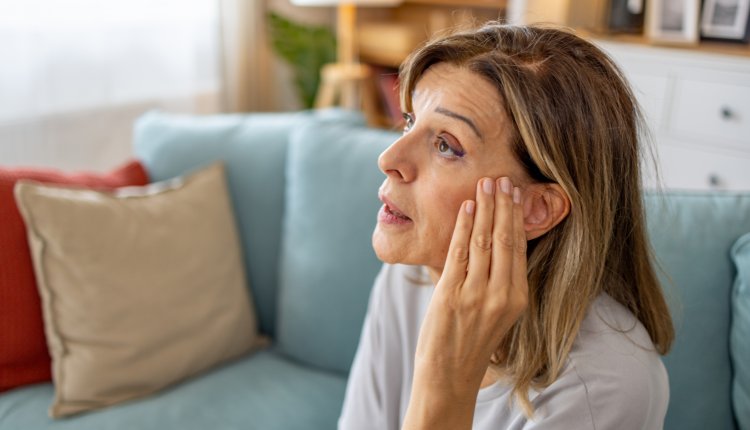 Vrouw heeft last van haar oor