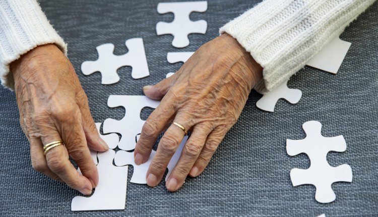 oudere vrouw met dementie puzzelt