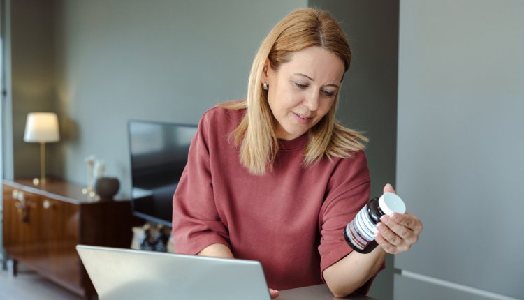 vrouw zoekt medisch advies op laptop