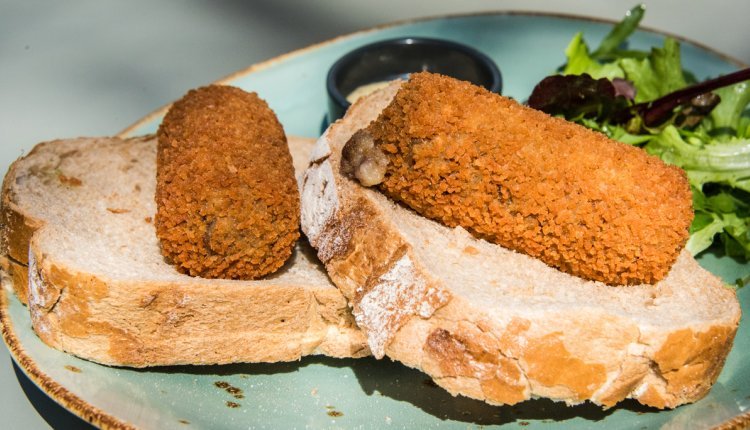Twee kroketten op twee boterhammen