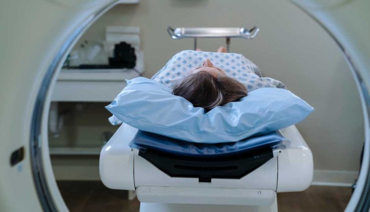 Persoon gaat door scanner