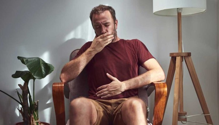 Man zit in stoel, voelt zich niet zo lekker