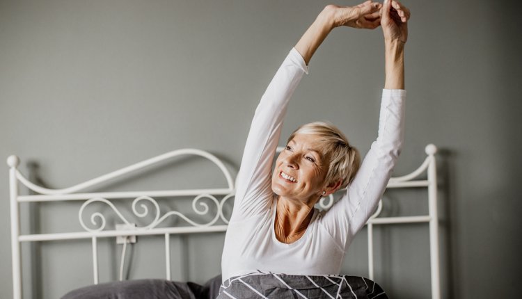 oudere vrouw wordt wakker