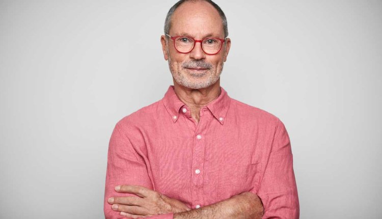 portret man in roze overhemd