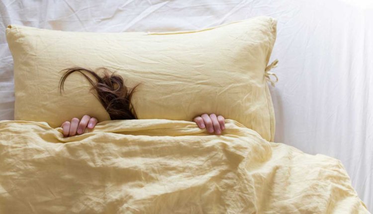 vrouw in bed met pluk haar