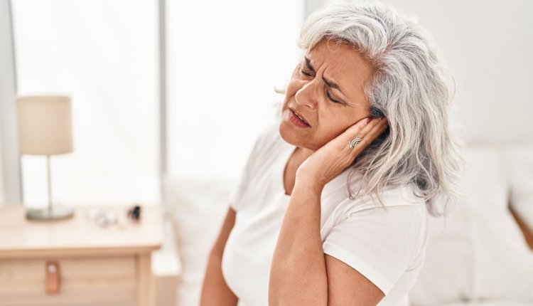 vrouw heeft jeuk aan haar oren