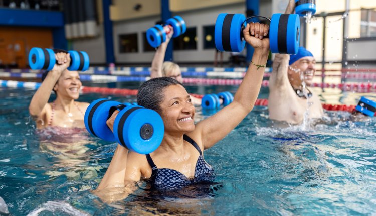 vrouw doet aan aquarobics