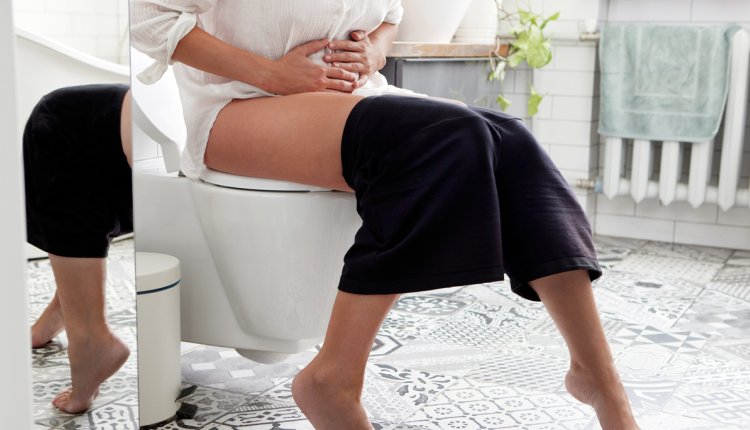 vrouw op de wc met blaasontsteking