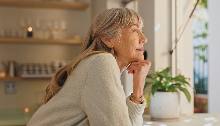 oudere vrouw denkt na