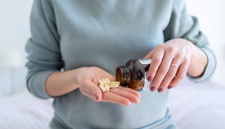 Vrouw neemt vitamine