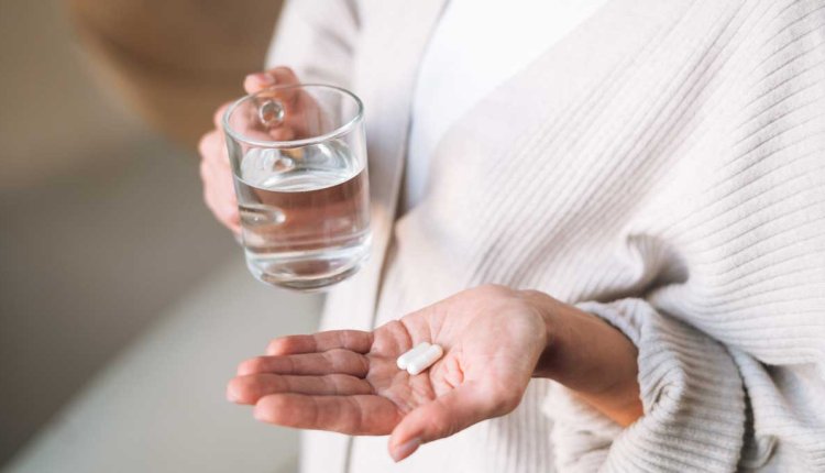 Vrouw slikt multivitamine