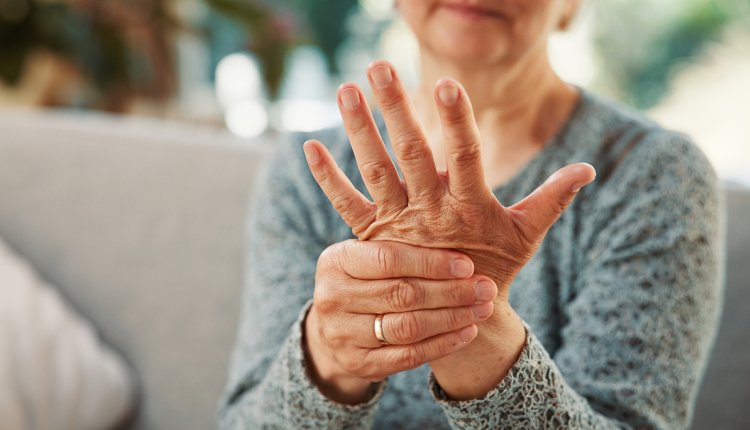 vrouw met artrose in hand en pols