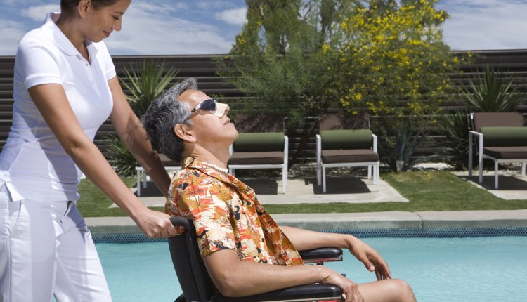 man geopereerd in buitenland