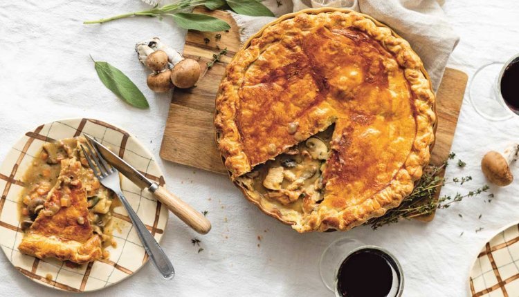 Hartige taart met kip en paddenstoelen