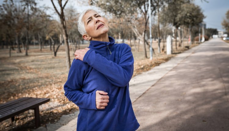 oudere vrouw met schouderpijn