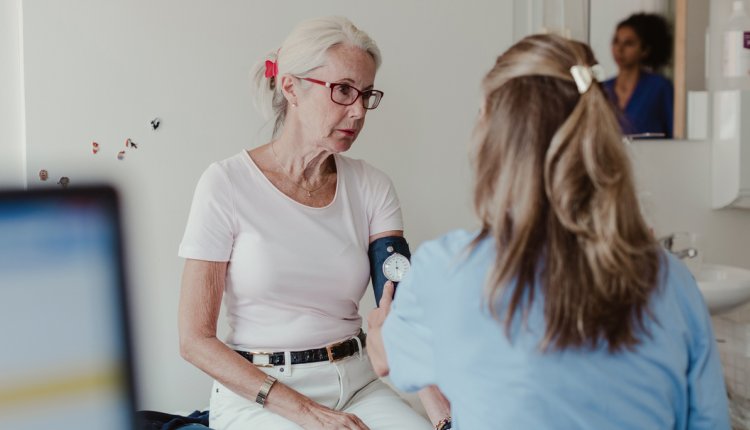 oudere vrouw met lage bloeddruk