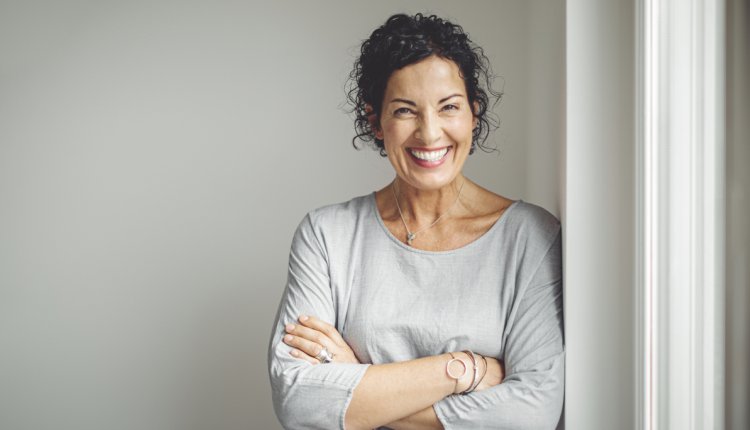 vrolijke vrouw van 50-plus