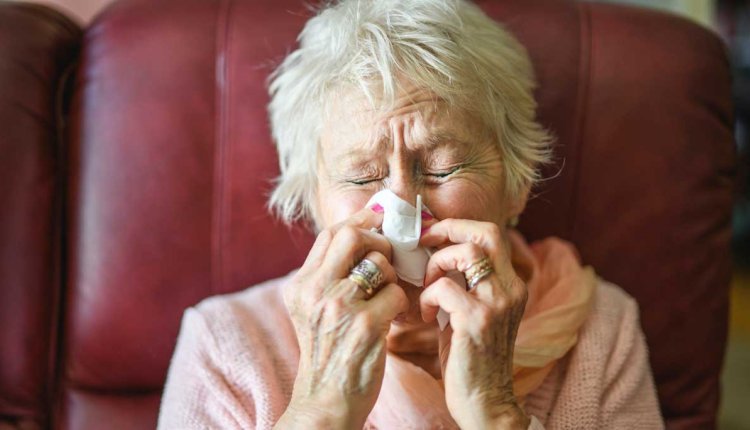 Vrouw snuit haar neus