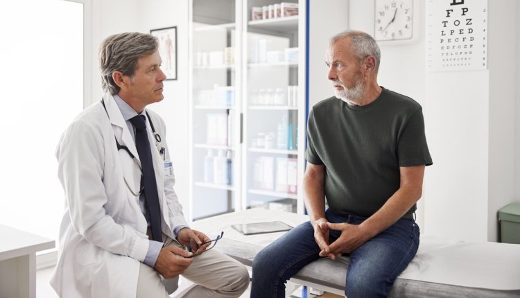 arts praat met patient