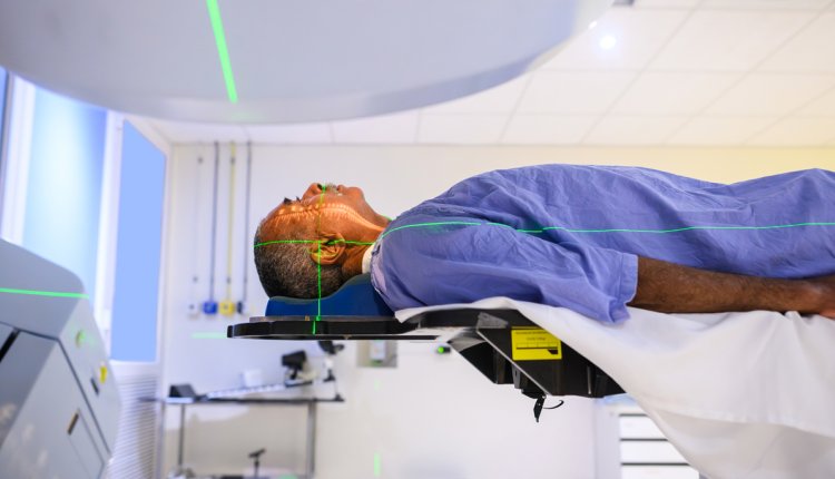 oudere man krijgt laserbehandeling