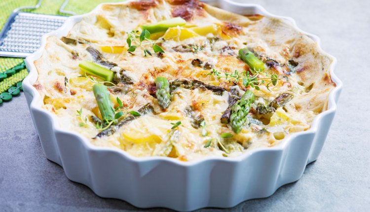 Aspergequiche met krieltjes en lentekruiden