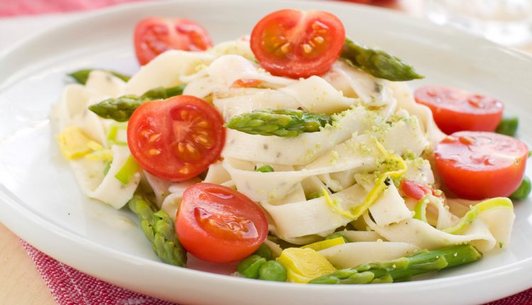 Tagliatelle met groene en witte asperges Tagliatelle met groene en witte asperges