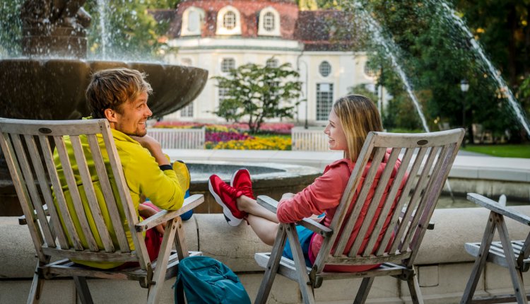 man en vrouw op stoelen