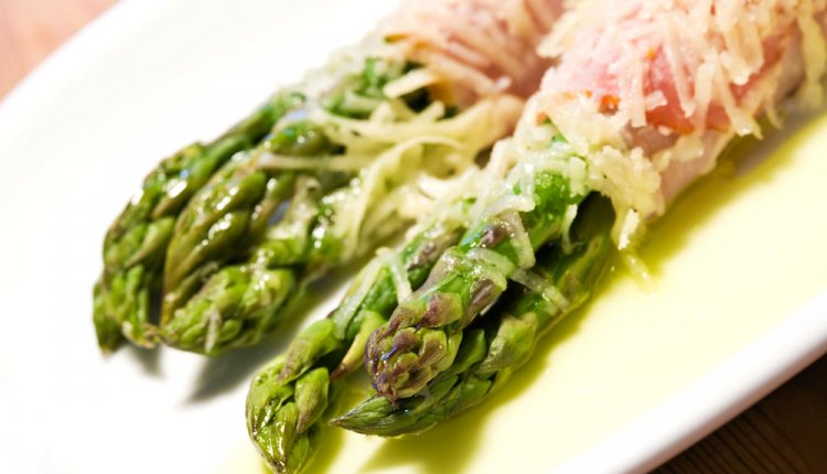 Asperges met parmaham en salie Asperges met parmaham en salie