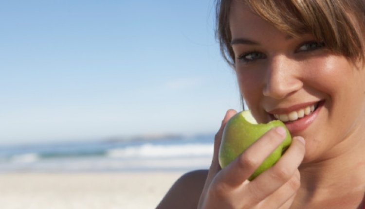Vrouw appel strand