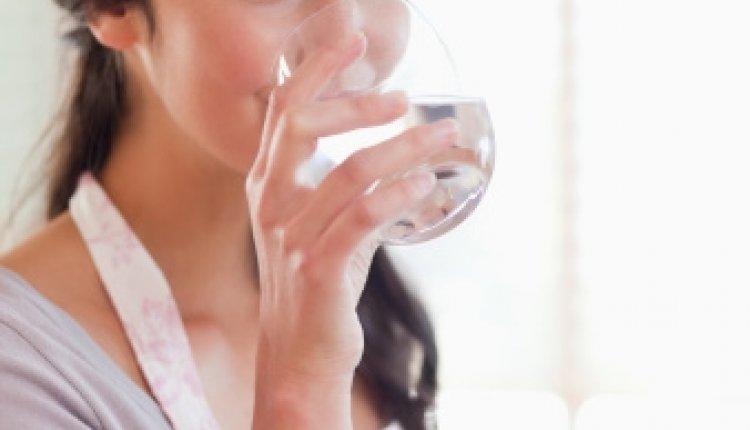 Vrouw glas water