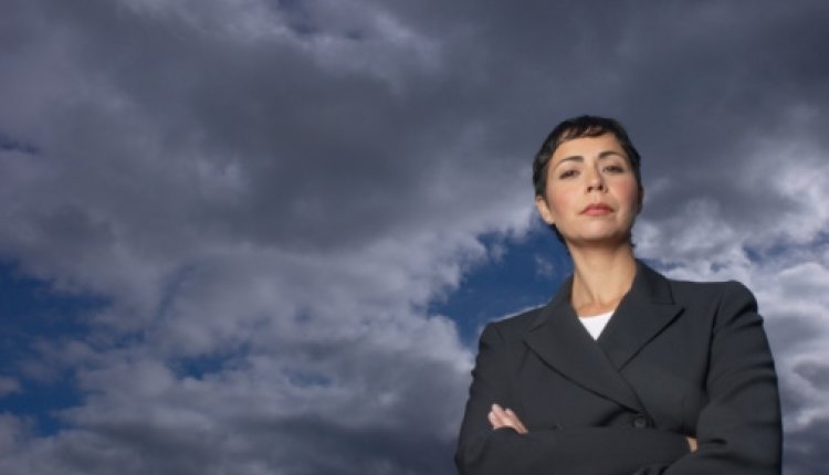 Vrouw-donkere-wolken