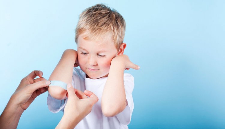 Pleister op knie meisje